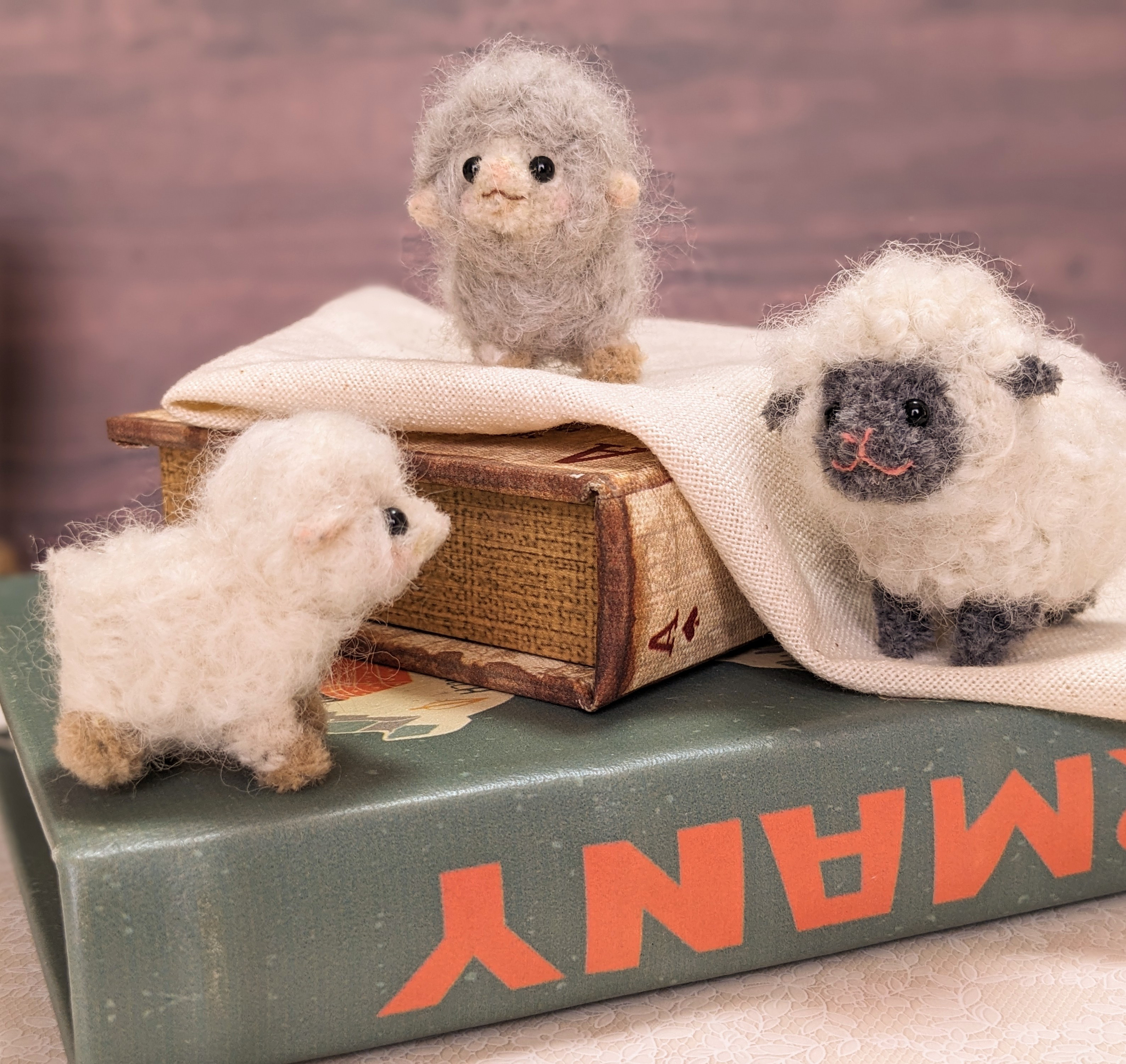 高さ4〜5cm 仲良しヒツジ　３匹　羊毛フェルト　ミニチュア