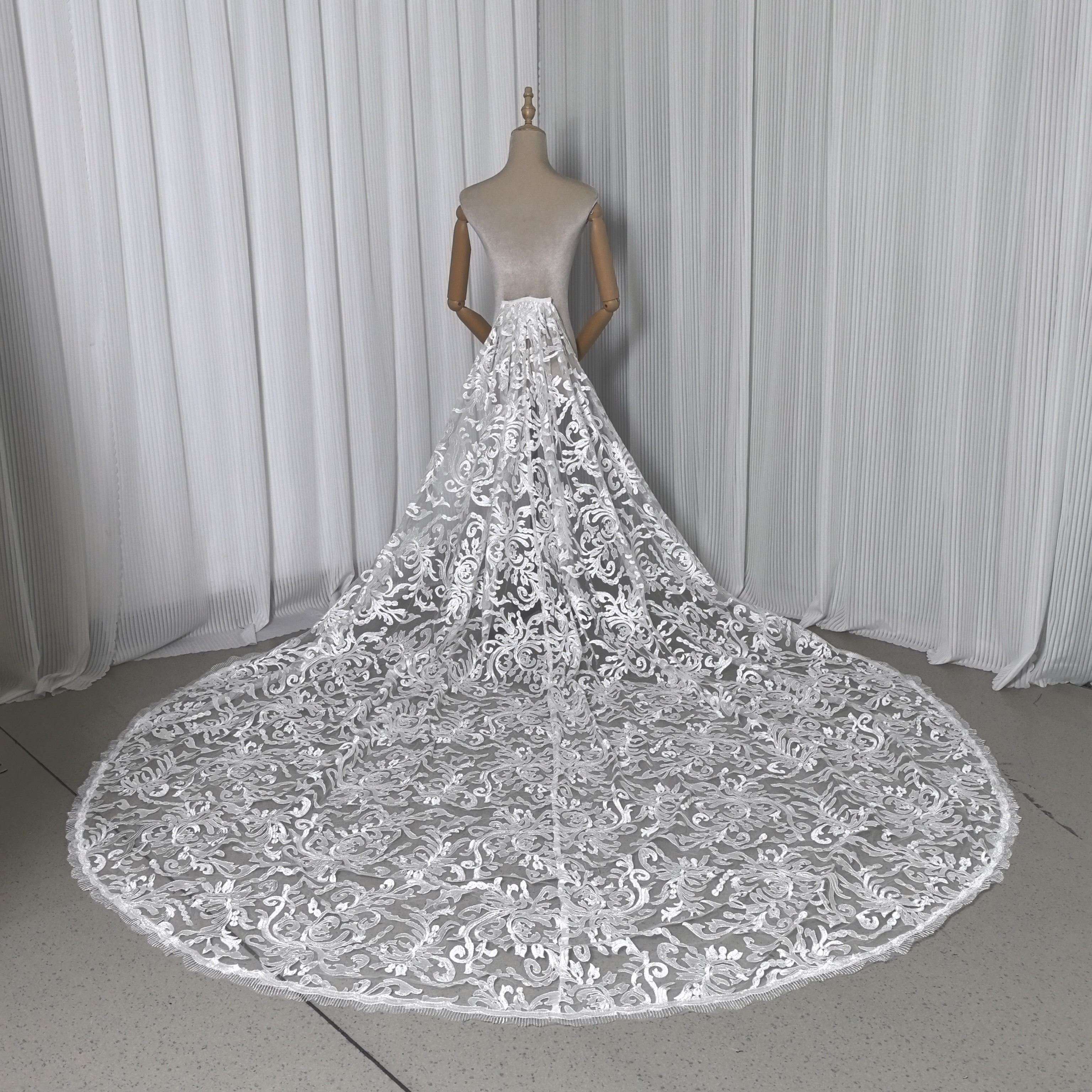 送料無料！ウェディングドレス 華やかなトレーン 取り外し 贅沢な総レース 結婚式 花嫁 海外挙式ドレス