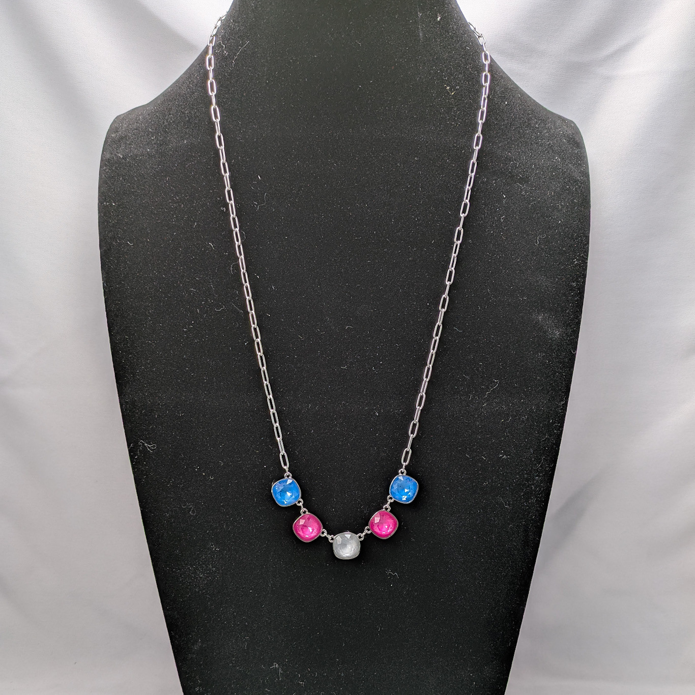 トランスジェンダープライドフラッグモチーフネックレス(ブラックライト反応)