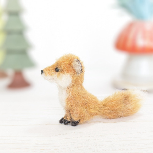 高さ4cm お座り ふわふわキツネ 羊毛フェルト ミニチュア 狐 羊毛
