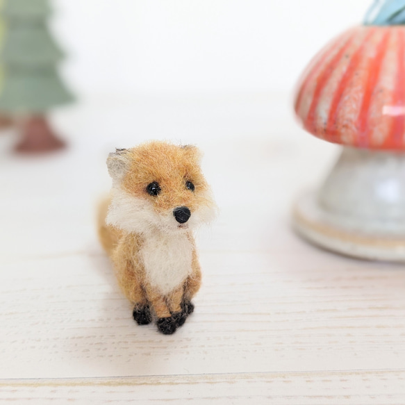 高さ4cm お座り ふわふわキツネ 羊毛フェルト ミニチュア 狐 羊毛