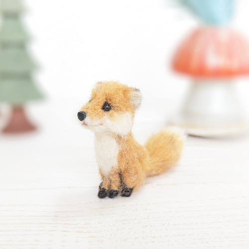 高さ4cm お座り ふわふわキツネ 羊毛フェルト ミニチュア 狐 羊毛