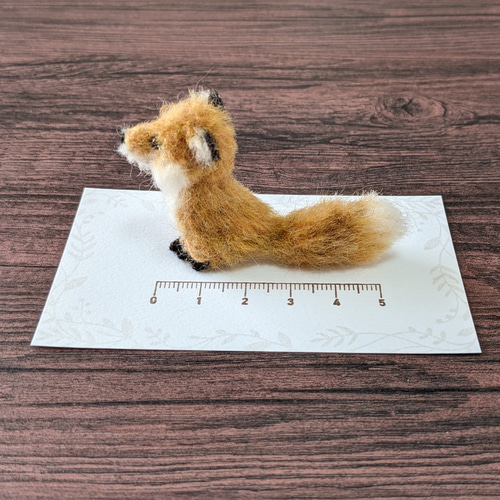高さ4cm お座り ふわふわキツネ 羊毛フェルト ミニチュア 狐 羊毛