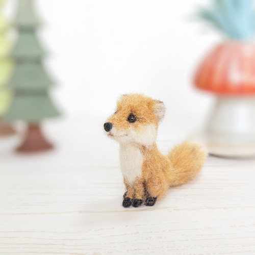 高さ4cm お座り ふわふわキツネ 羊毛フェルト ミニチュア 狐 羊毛