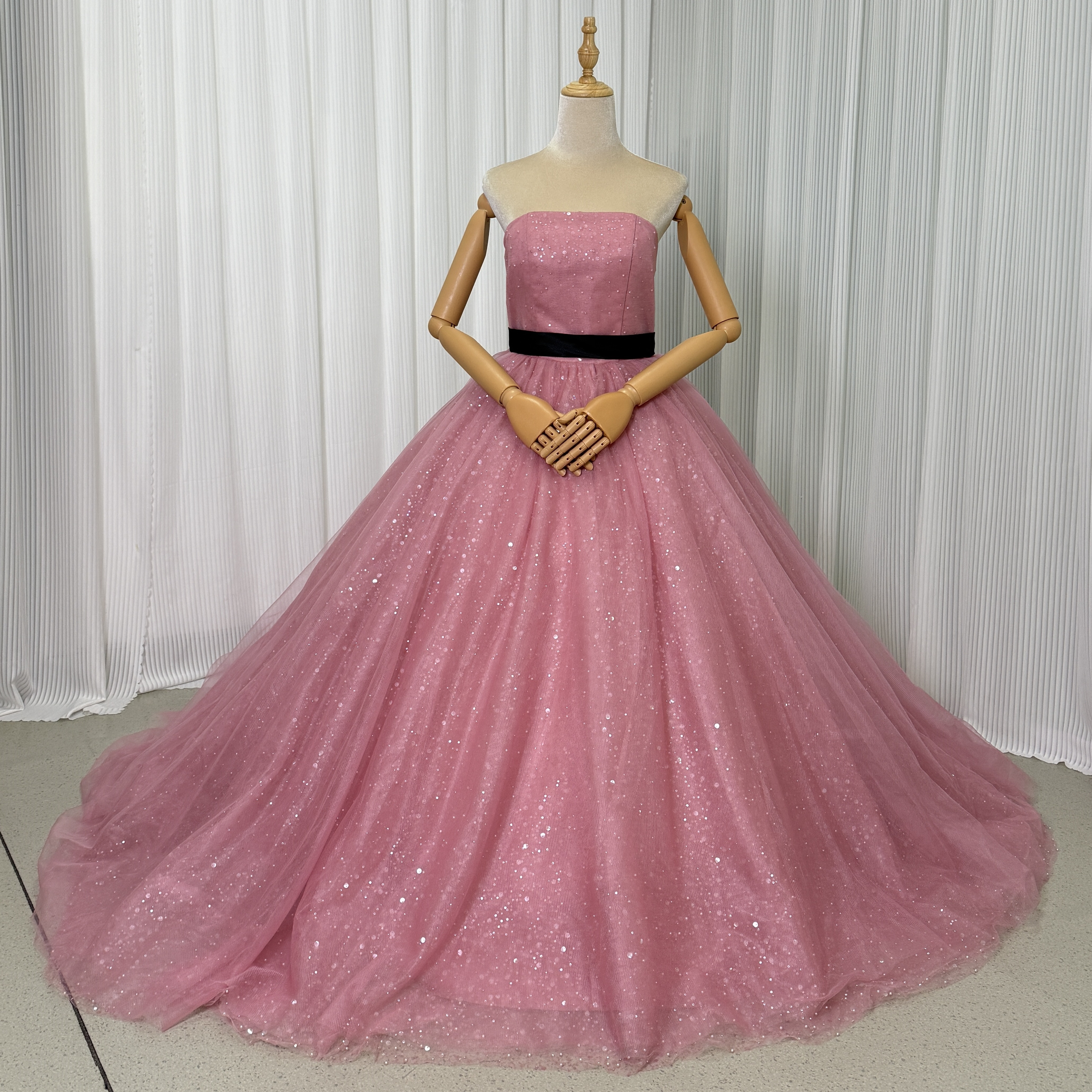 送料無料！カラードレス 薄ピンク キラキラ光る刺繍 サッシュベルト ベアトップ　 可愛い プリンセスライン