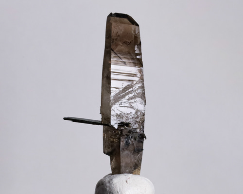 マラウイ産 放射状エジリン付きスモーキークォーツ 天然 エジリン スモーキークォーツ エジリン輝石 8g 鉱物 標本「強力な