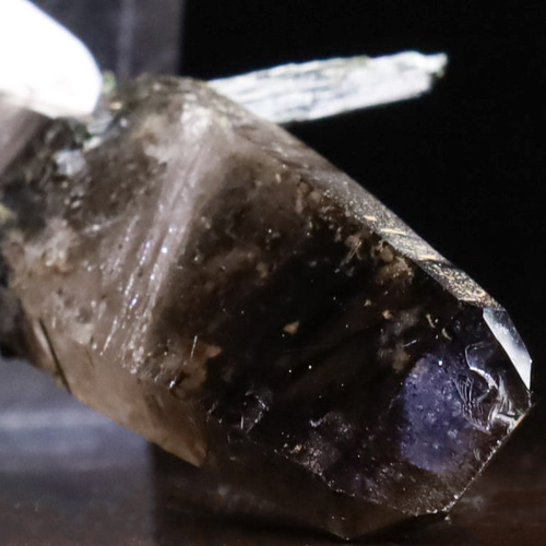 天然 エジリン スモーキークォーツ エジリン輝石 8g 鉱物 標本「強力な