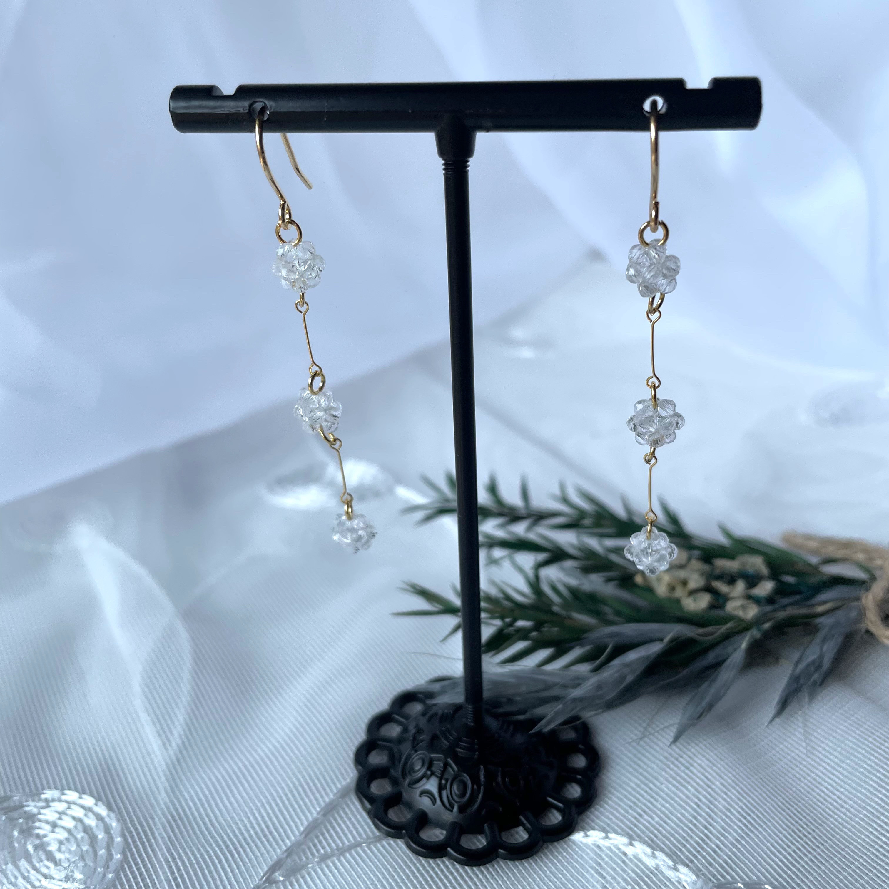 天然石　水晶の3連ピアス