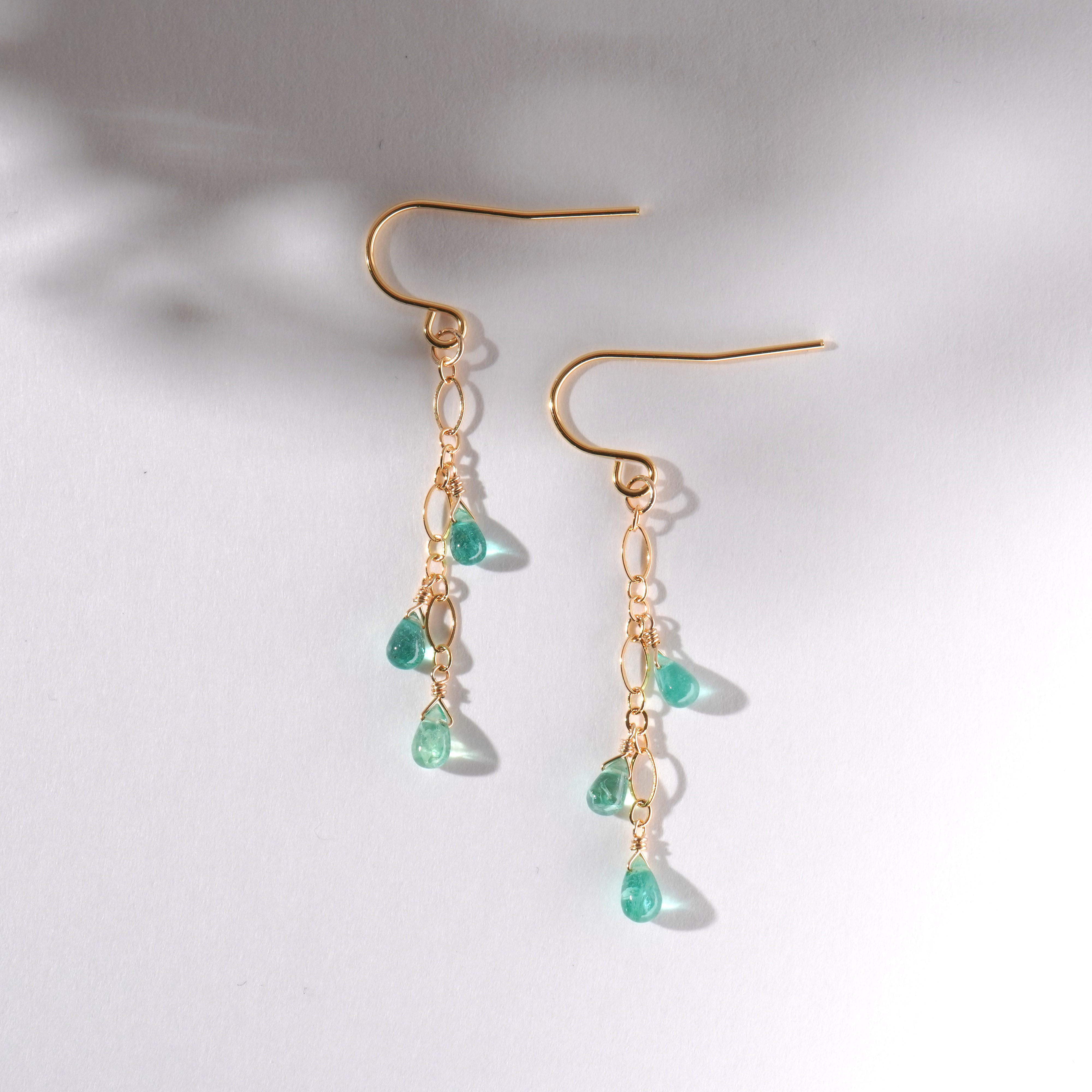 エメラルドのドロップカットと3連オーバルチェーン