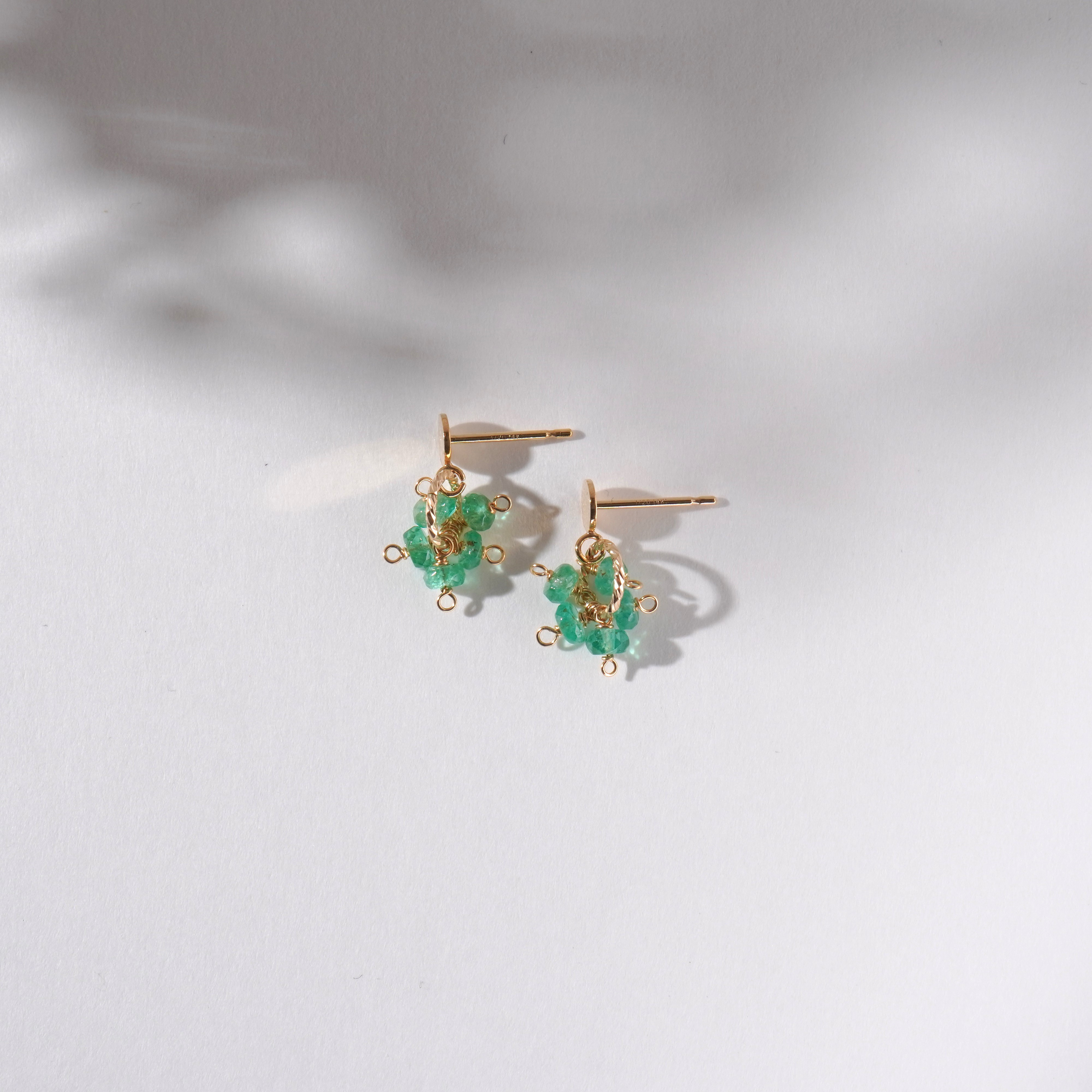 エメラルドのボタンカットとラウンドディスクポストピアス 7,215円