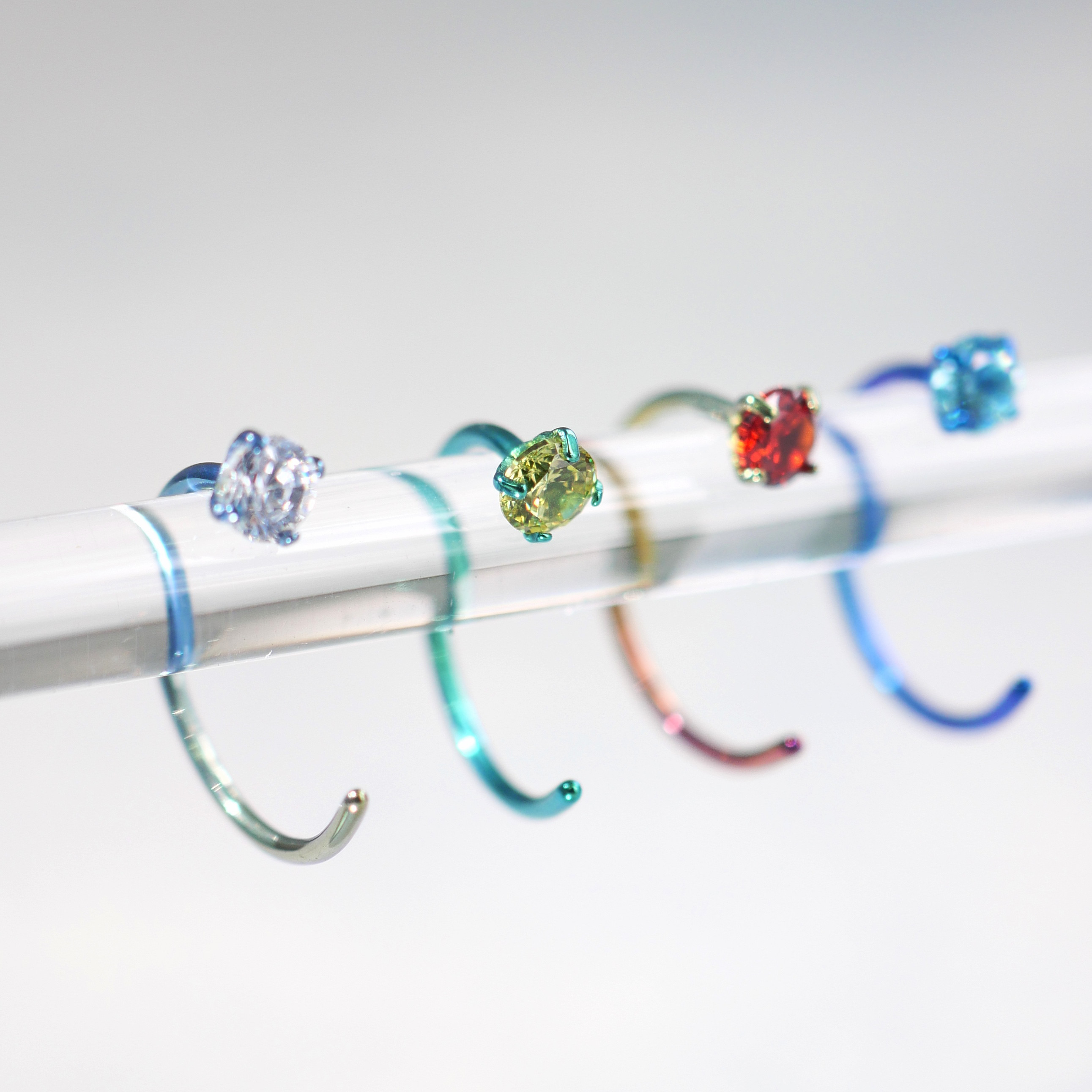 キャッチレス 色と石を選べるチタン製ピアス 結