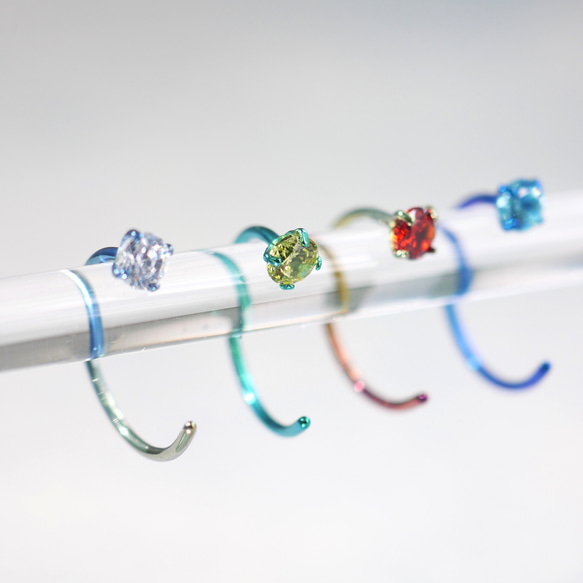 キャッチレス 色と石を選べるチタン製ピアス 結 1枚目の画像