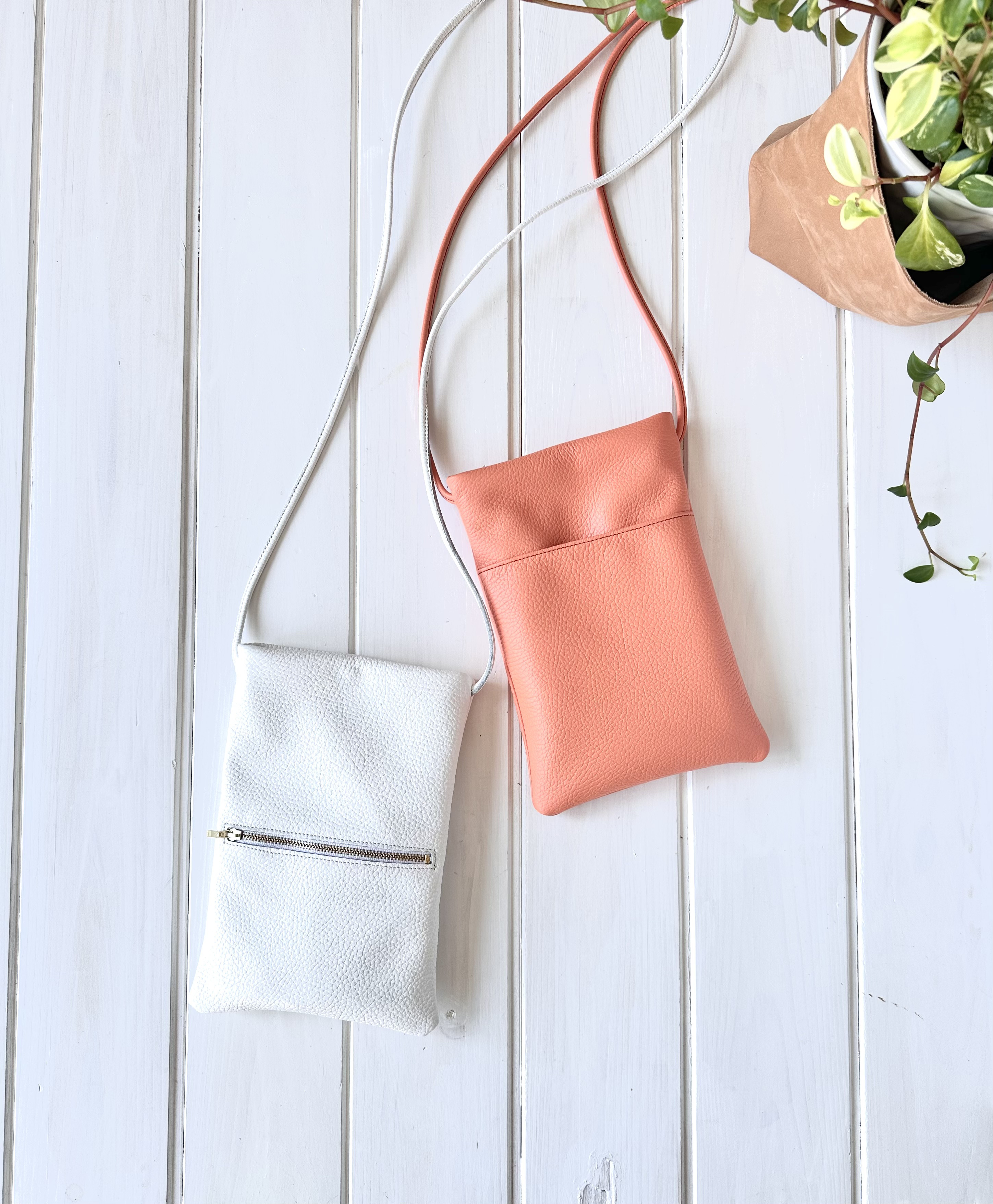 【在庫あり】大きめサイズのスマホショルダー　ホワイト、ピンクオレンジ