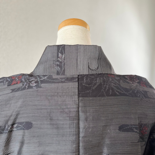 未使用  手織の大島紬  反物       手作りに♪( ´▽｀) 本場大島紬 作務衣 純手織り未使用反物仕立て 商標有 艶やか華模様