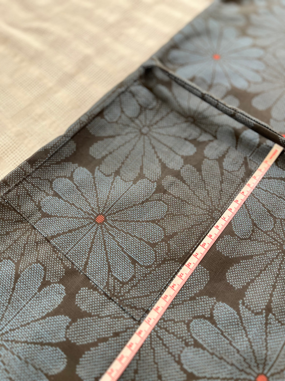 大島紬　着物リメイク　作務衣　古典花模様　横双　和のお洒落上衣　シルク上着　簡単和服 9枚目の画像