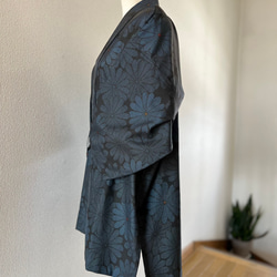 大島紬　着物リメイク　作務衣　古典花模様　横双　和のお洒落上衣　シルク上着　簡単和服 3枚目の画像