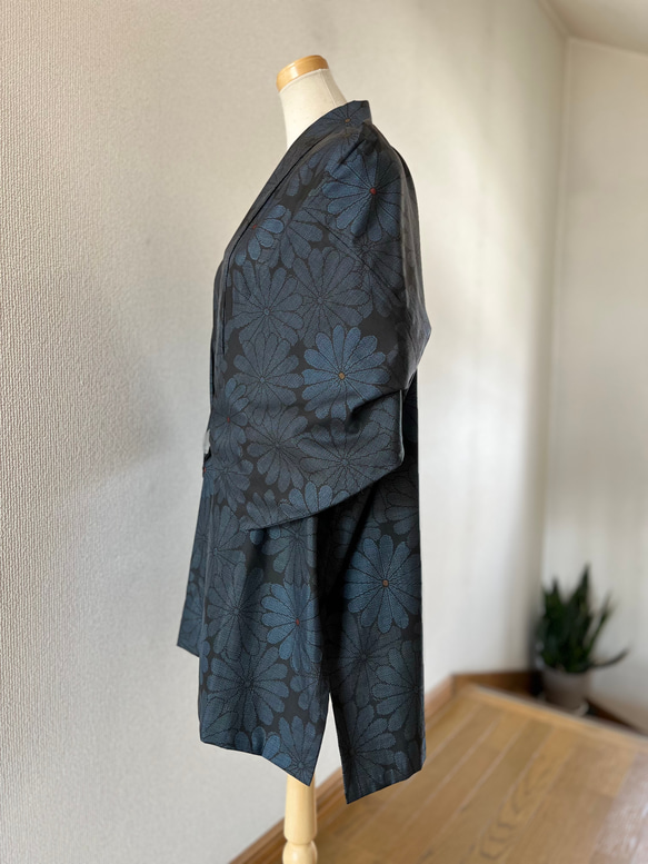 大島紬　着物リメイク　作務衣　古典花模様　横双　和のお洒落上衣　シルク上着　簡単和服 3枚目の画像