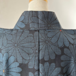 大島紬　着物リメイク　作務衣　古典花模様　横双　和のお洒落上衣　シルク上着　簡単和服 7枚目の画像