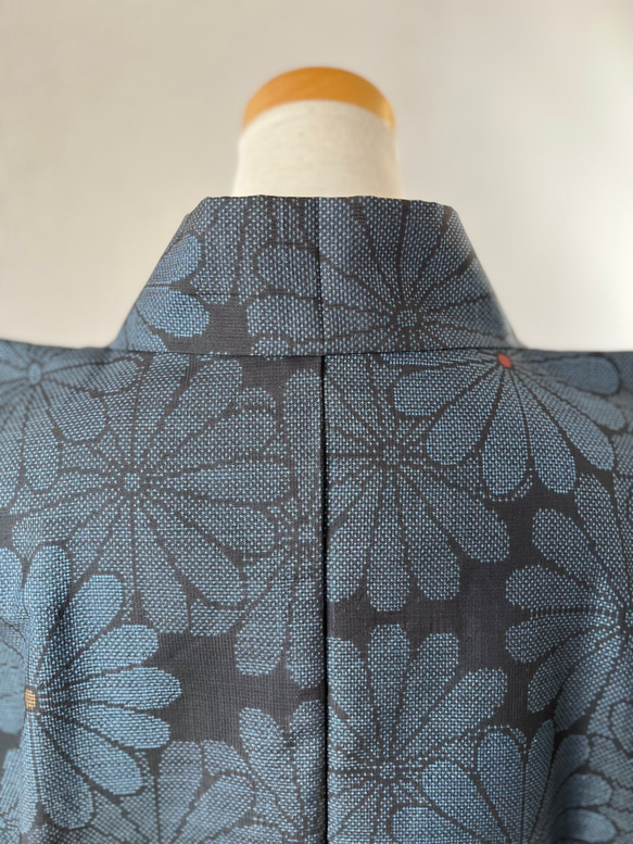 大島紬　着物リメイク　作務衣　古典花模様　横双　和のお洒落上衣　シルク上着　簡単和服 7枚目の画像