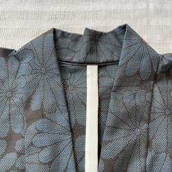 大島紬　着物リメイク　作務衣　古典花模様　横双　和のお洒落上衣　シルク上着　簡単和服 4枚目の画像