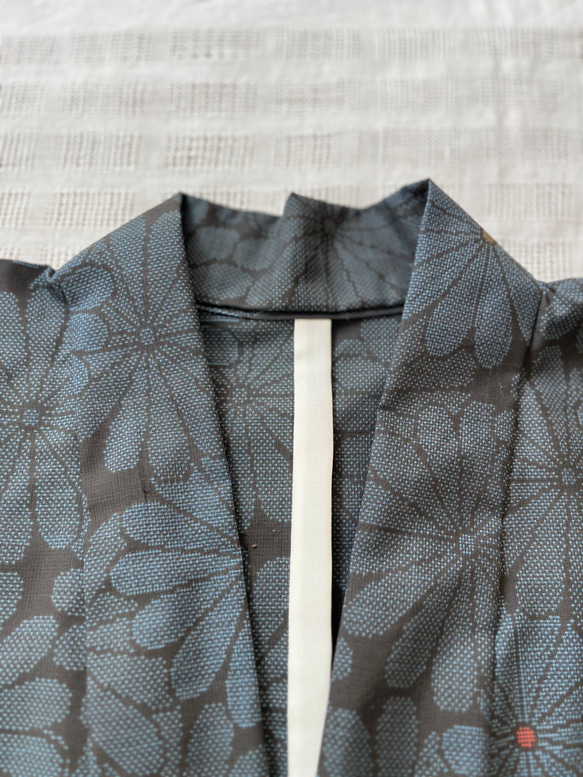 大島紬　着物リメイク　作務衣　古典花模様　横双　和のお洒落上衣　シルク上着　簡単和服 4枚目の画像