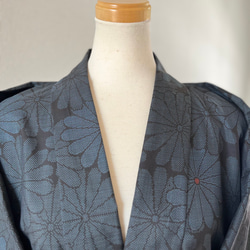 大島紬　着物リメイク　作務衣　古典花模様　横双　和のお洒落上衣　シルク上着　簡単和服 5枚目の画像