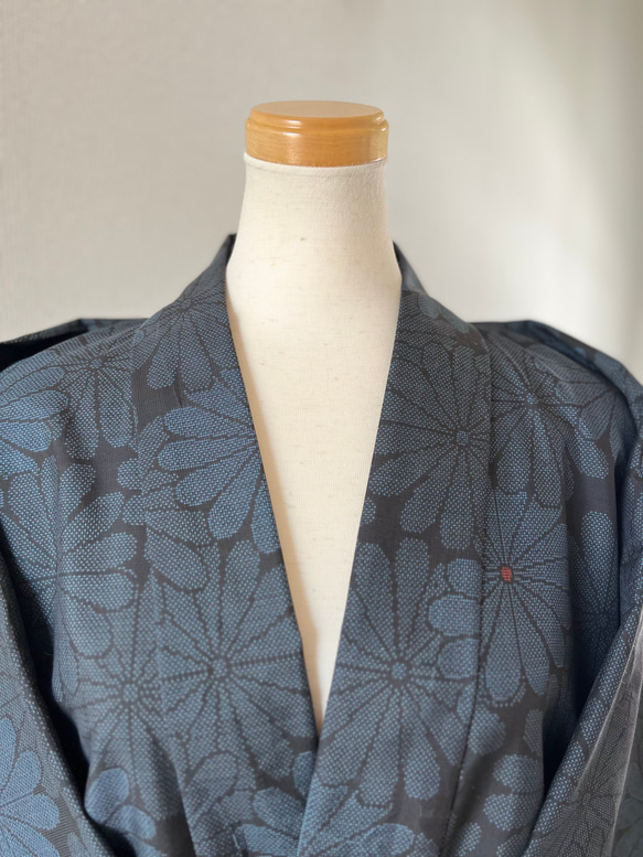 大島紬　着物リメイク　作務衣　古典花模様　横双　和のお洒落上衣　シルク上着　簡単和服 5枚目の画像