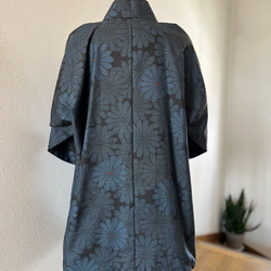 大島紬　着物リメイク　作務衣　古典花模様　横双　和のお洒落上衣　シルク上着　簡単和服 8枚目の画像