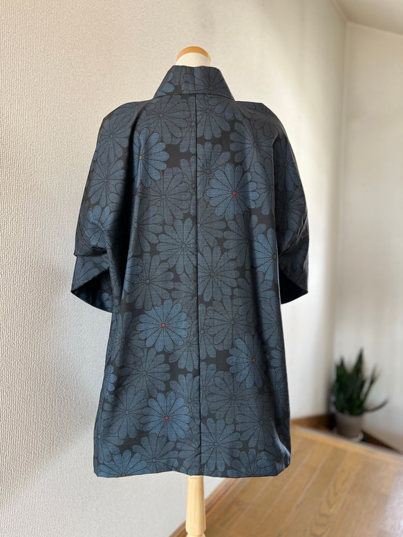大島紬　着物リメイク　作務衣　古典花模様　横双　和のお洒落上衣　シルク上着　簡単和服 8枚目の画像