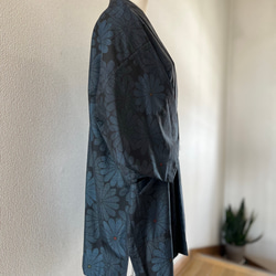 大島紬　着物リメイク　作務衣　古典花模様　横双　和のお洒落上衣　シルク上着　簡単和服 2枚目の画像