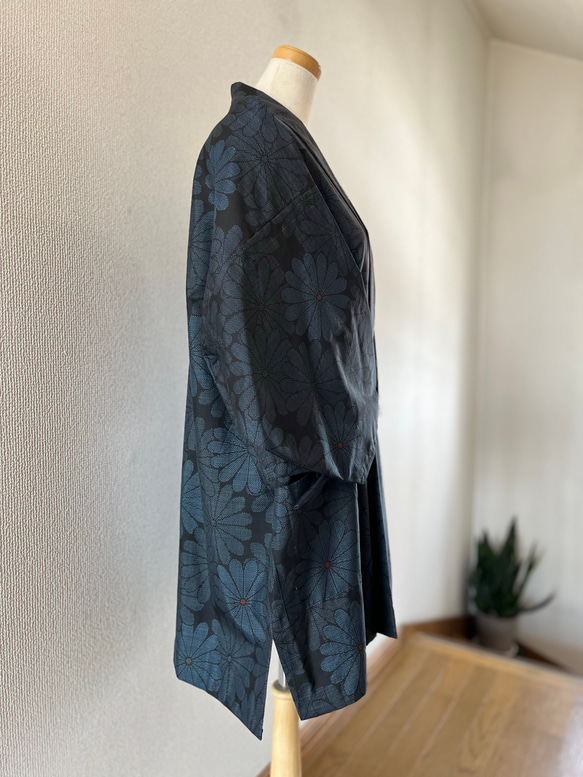 大島紬　着物リメイク　作務衣　古典花模様　横双　和のお洒落上衣　シルク上着　簡単和服 2枚目の画像