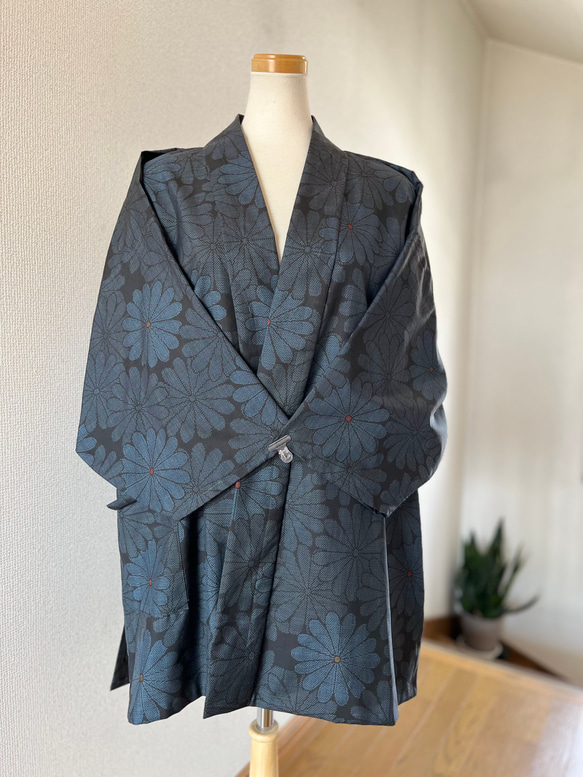 大島紬　着物リメイク　作務衣　古典花模様　横双　和のお洒落上衣　シルク上着　簡単和服 6枚目の画像