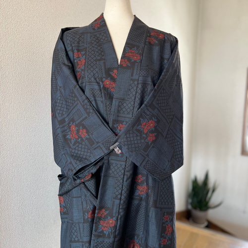 着物リメイク 本場大島紬 作務衣 商標有　お洒落上衣　現品限　シルク上着 大島紬 お着物リメイク 作務衣 シンプル柄♡和のお洒落上着 自分