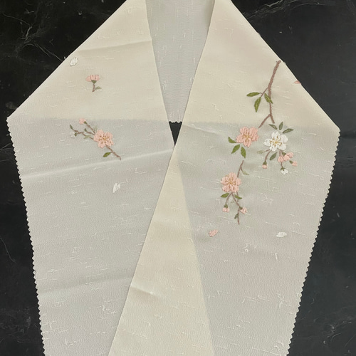 刺繍半衿　定価12,000円　一蔵 楽天市場】刺繍 半衿 「赤白桜と藤」 衿秀 刺繍半襟 振袖用半衿