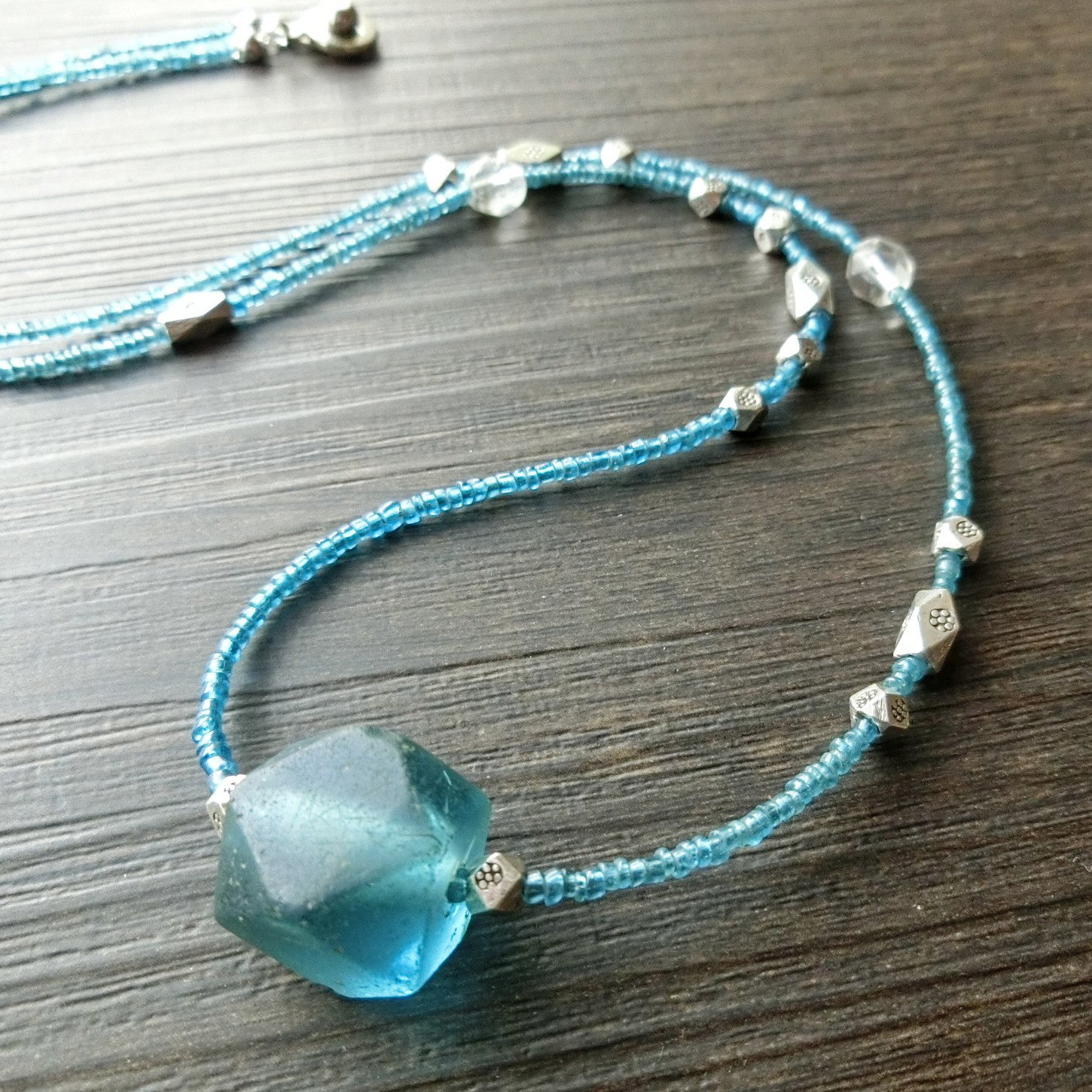 アンティークボヘミアン･カレンシルバー･オーロラカットガラスをナガ族のビーズでつないだロングネックレス