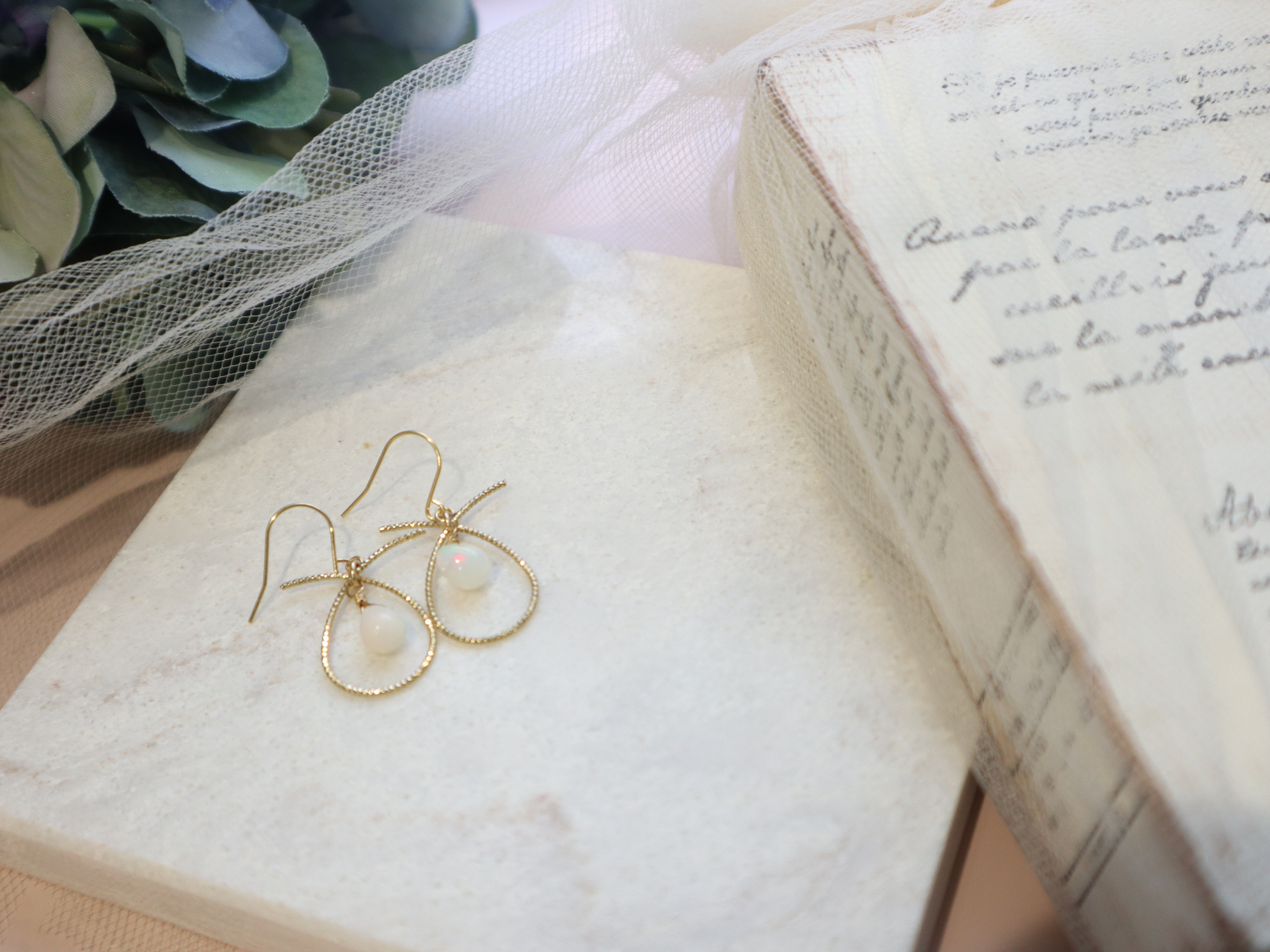 きらめきを纏う雫 — オパール&雫型ゴールドメタルピアス