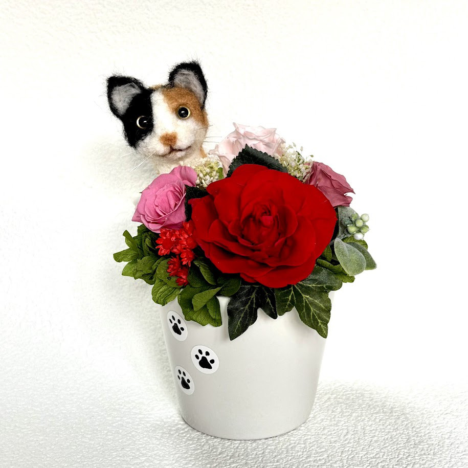 ちょこんと顔出す　猫（三毛猫）＆　プリザーブドフラワー（赤　ピンク色系）　/　羊毛フェルト　プレゼント　花　猫好き 4,758円