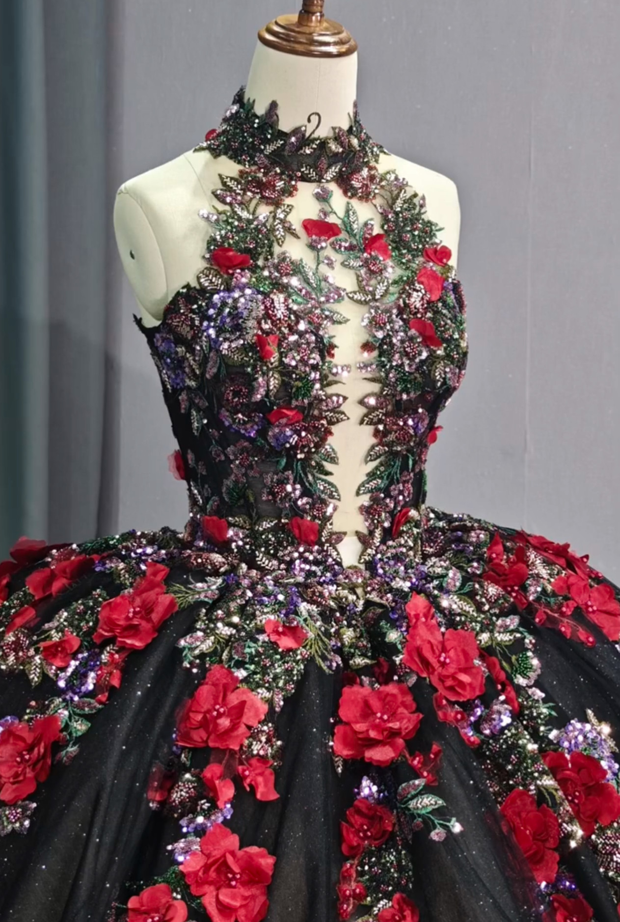 Aライン　クイーンアンネック　ふわふわチュール　ホワイト繊細なレース　エレガントなシルエット　痩せて見える　くるみボタン