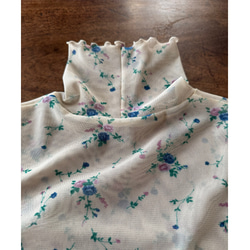 RATA❤️M＆L❤️型崩れしにくい高収縮のメローシアートップス❤️アンティークフラワー❤️レトロアイボリー❤️古着にも 12枚目の画像