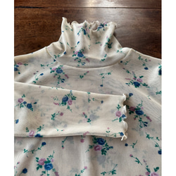 RATA❤️M＆L❤️型崩れしにくい高収縮のメローシアートップス❤️アンティークフラワー❤️レトロアイボリー❤️古着にも 11枚目の画像