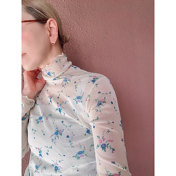 RATA❤️M＆L❤️型崩れしにくい高収縮のメローシアートップス❤️アンティークフラワー❤️レトロアイボリー❤️古着にも 3枚目の画像