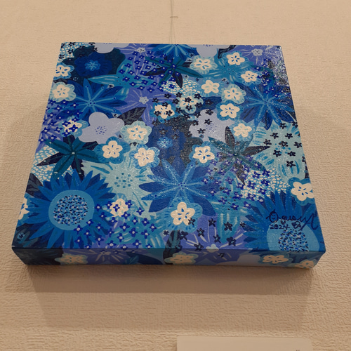 青だらけの花の作品 抽象画 キャンバスアート 25×25cm 画家 小楠アキコ