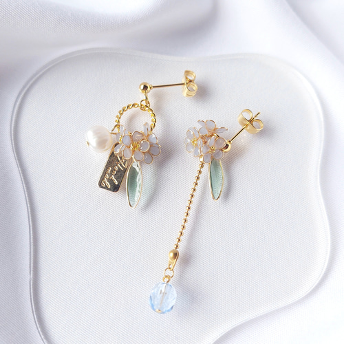 Saikaー彩華 ・勿忘草】 ピアス/イヤリング 水色 空色 アシンメトリー