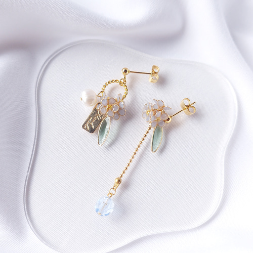 Saikaー彩華 ・勿忘草】 ピアス/イヤリング 水色 空色 アシンメトリー