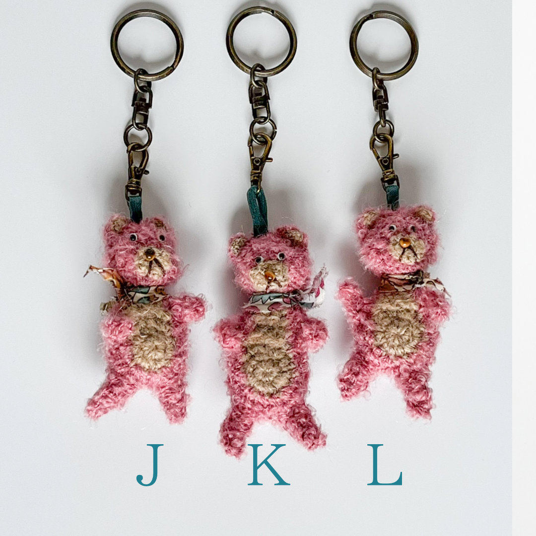 再販❤️小さなクマ❤️のキーホルダー　ＪKL動物あみぐるみ　焼きチョコベア　ストロベリー