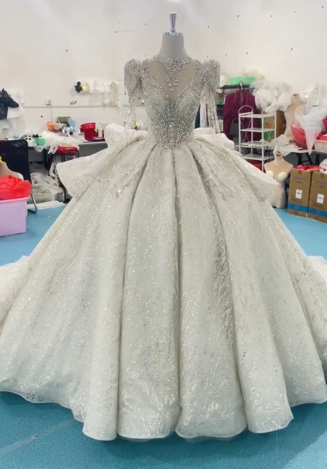 圧倒的な存在感　イリュージョンネック　目立つ　ブライダルウエア　ラッフルスカート　トレーン編みあげ背中空き　美品結婚式