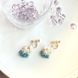 小さいブーケ　真っ白なお花たちとチェコガラスビーズの華やかイヤリング　ピアス 2枚目の画像