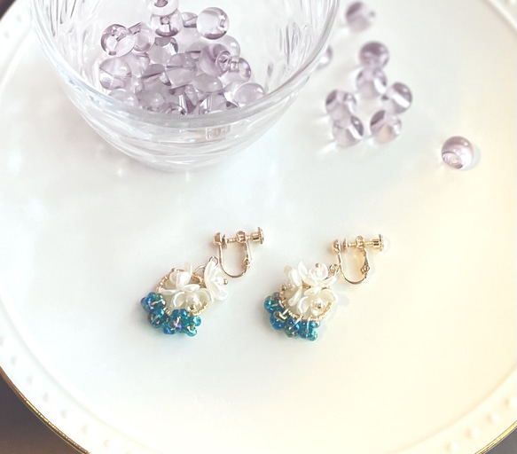 小さいブーケ　真っ白なお花たちとチェコガラスビーズの華やかイヤリング　ピアス 2枚目の画像