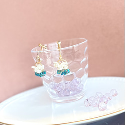 小さいブーケ　真っ白なお花たちとチェコガラスビーズの華やかイヤリング　ピアス 11枚目の画像