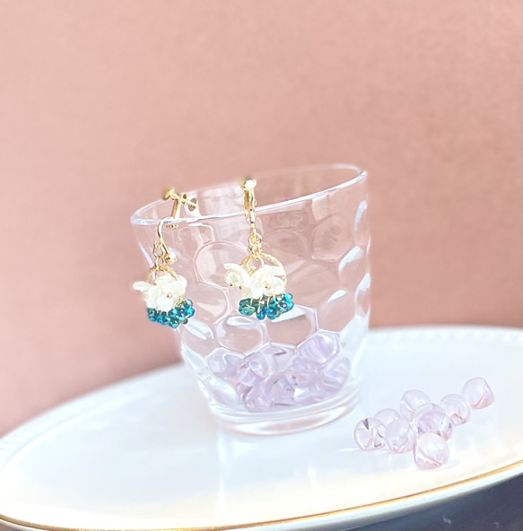 小さいブーケ　真っ白なお花たちとチェコガラスビーズの華やかイヤリング　ピアス 11枚目の画像